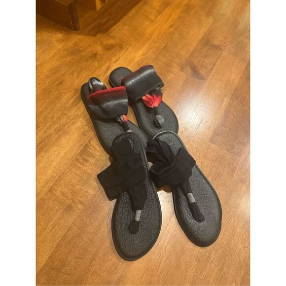 Woman’s sanuk sandal bundle size 7 - Picture 1 of 5